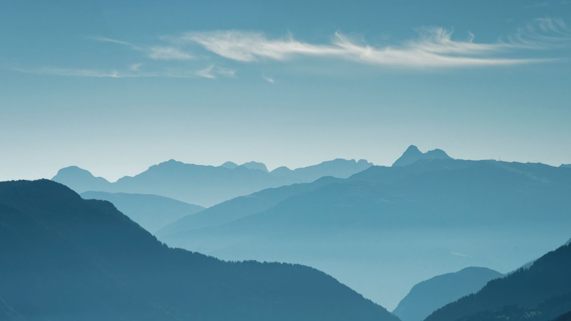 Neblige Berge, oben Wolken am Himmel